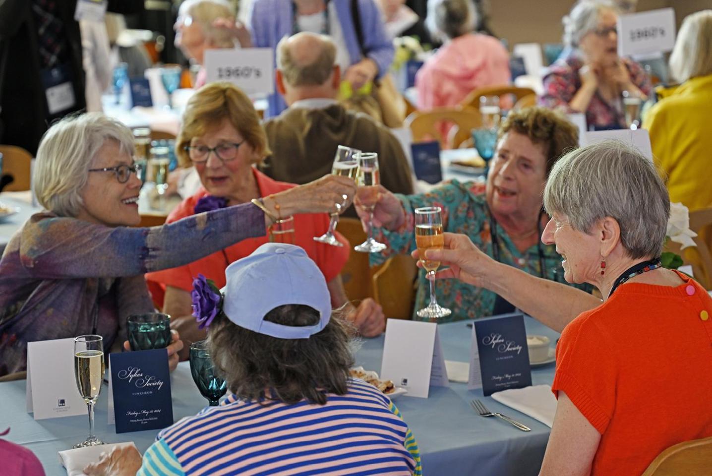 Alumni clinking glasses at Reunion 2024