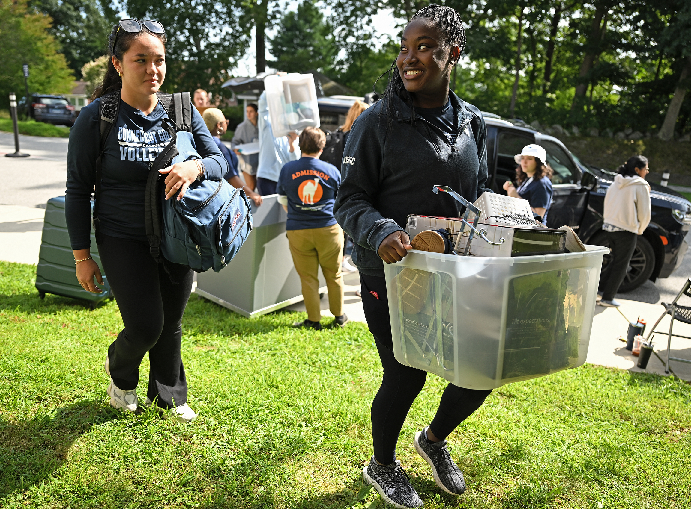 students carry totes and bags to help move-in to the dorms